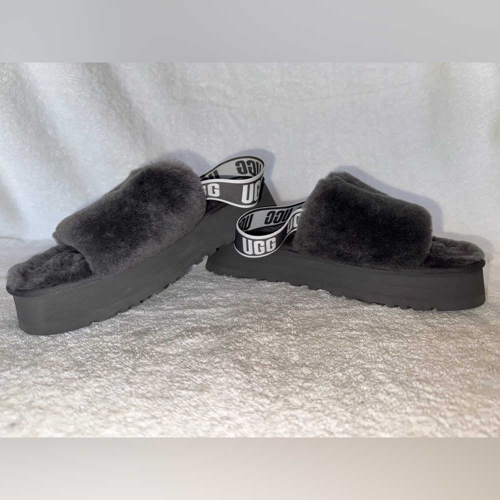 NWOT UGG Disco Slide Sandals Sheepskin Dark Grey Color Slipper - Picture 2 of 10
